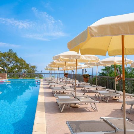 Hotel Antares Letojanni Bagian luar foto
