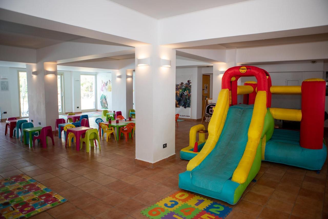 Hotel Antares Letojanni Bagian luar foto