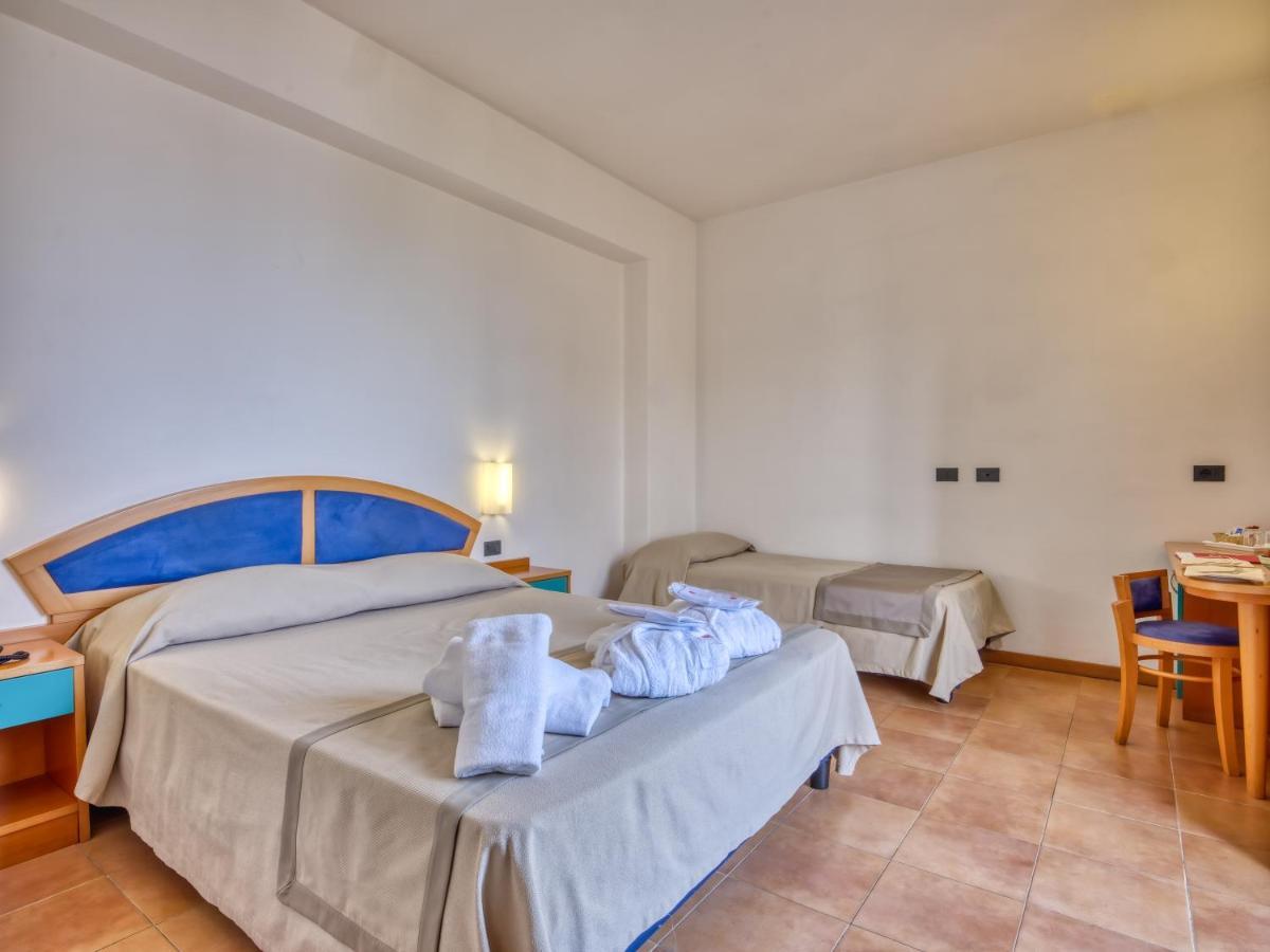 Hotel Antares Letojanni Bagian luar foto