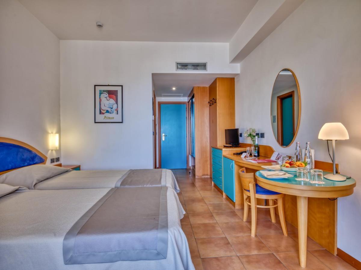 Hotel Antares Letojanni Bagian luar foto