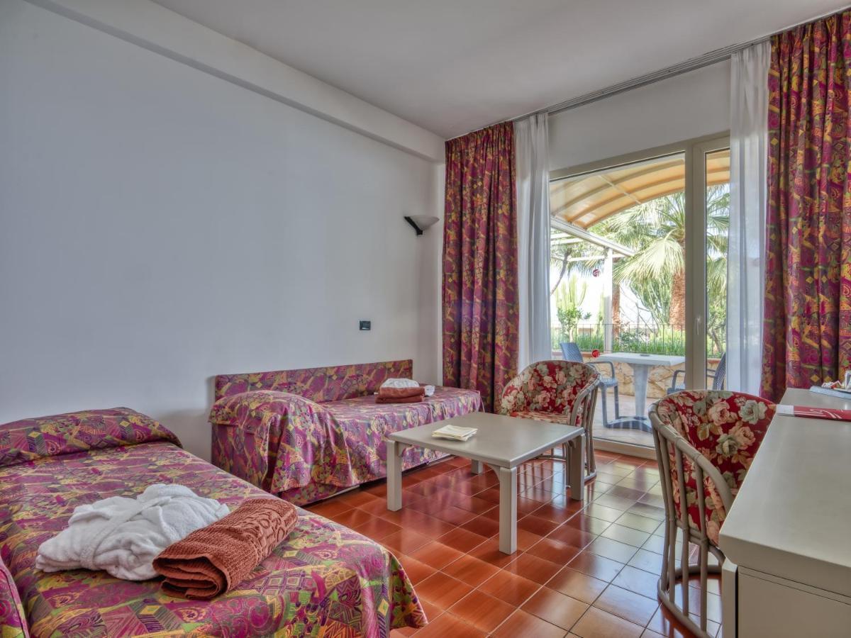 Hotel Antares Letojanni Bagian luar foto