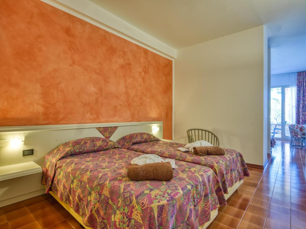 Hotel Antares Letojanni Bagian luar foto
