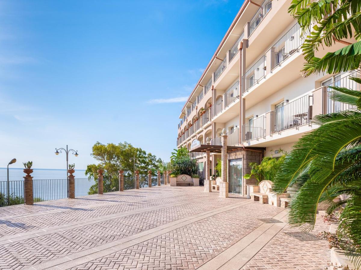 Hotel Antares Letojanni Bagian luar foto