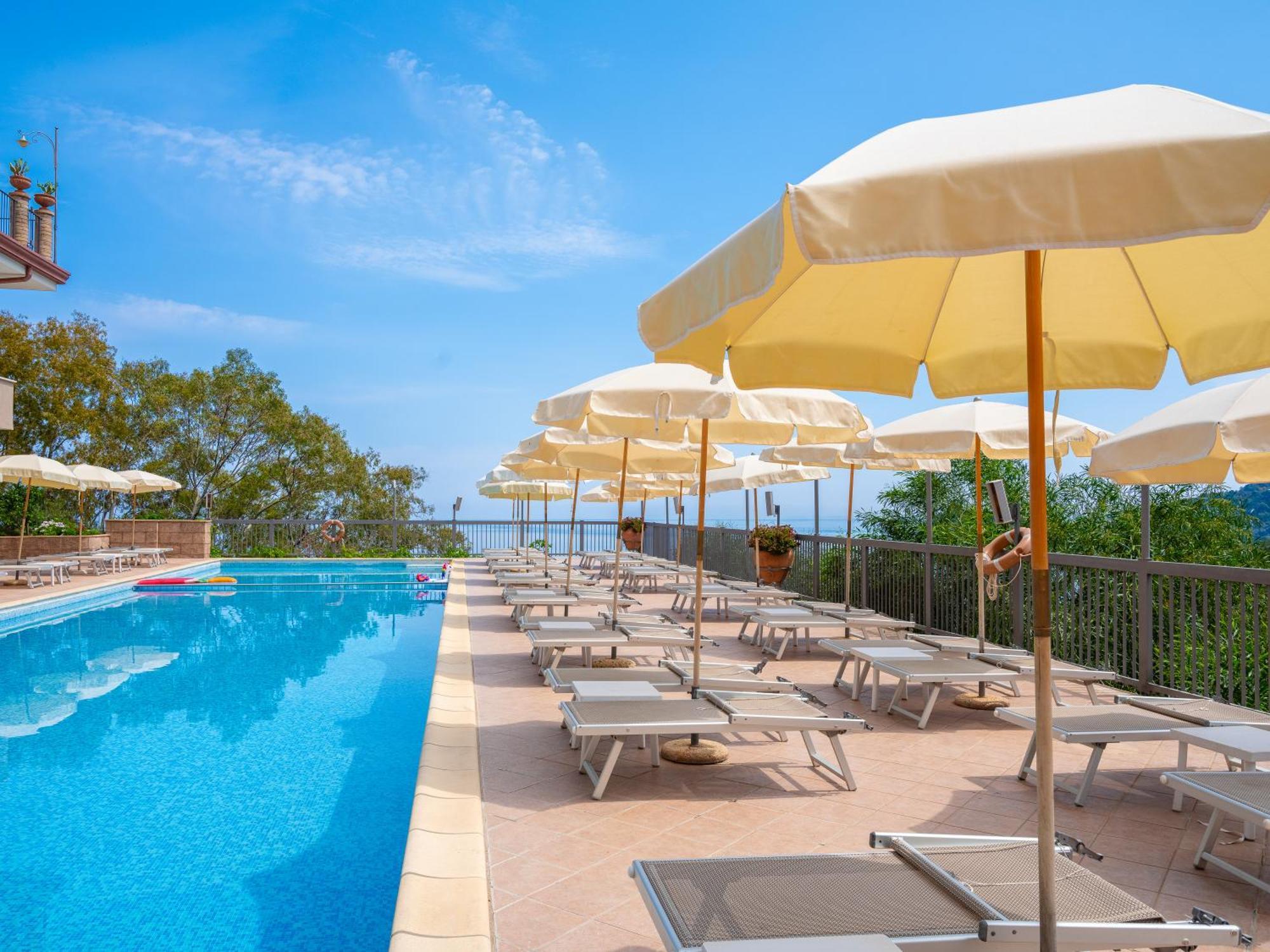 Hotel Antares Letojanni Bagian luar foto