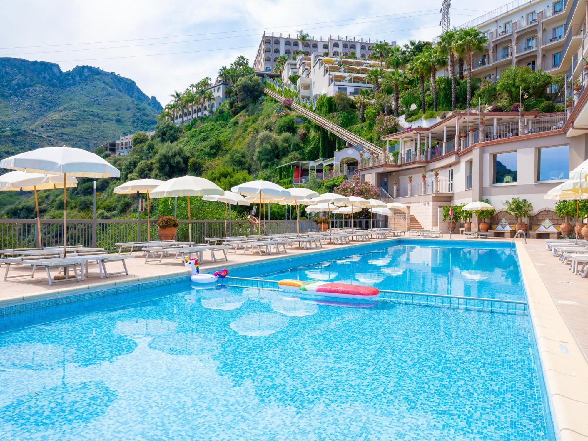 Hotel Antares Letojanni Bagian luar foto
