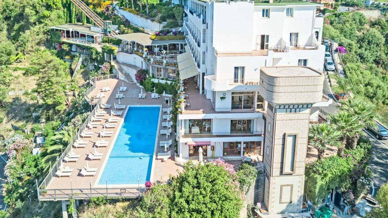 Hotel Antares Letojanni Bagian luar foto