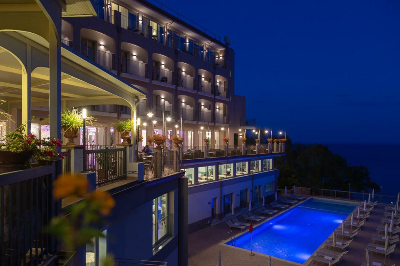 Hotel Antares Letojanni Bagian luar foto