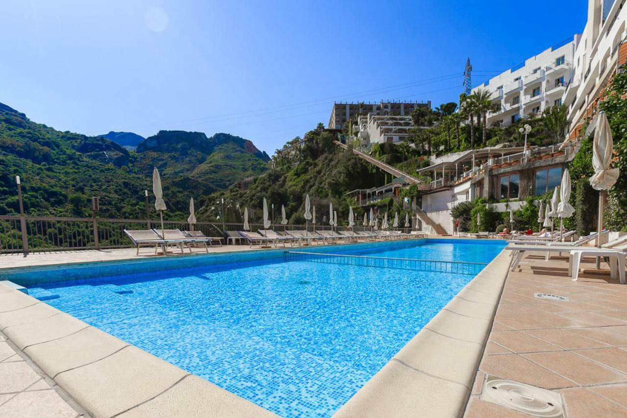 Hotel Antares Letojanni Bagian luar foto